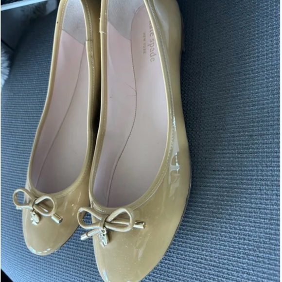 Kate Spade Willa ballet flat in size 10.5, camel color, patent leather. - Picture 6 of 8